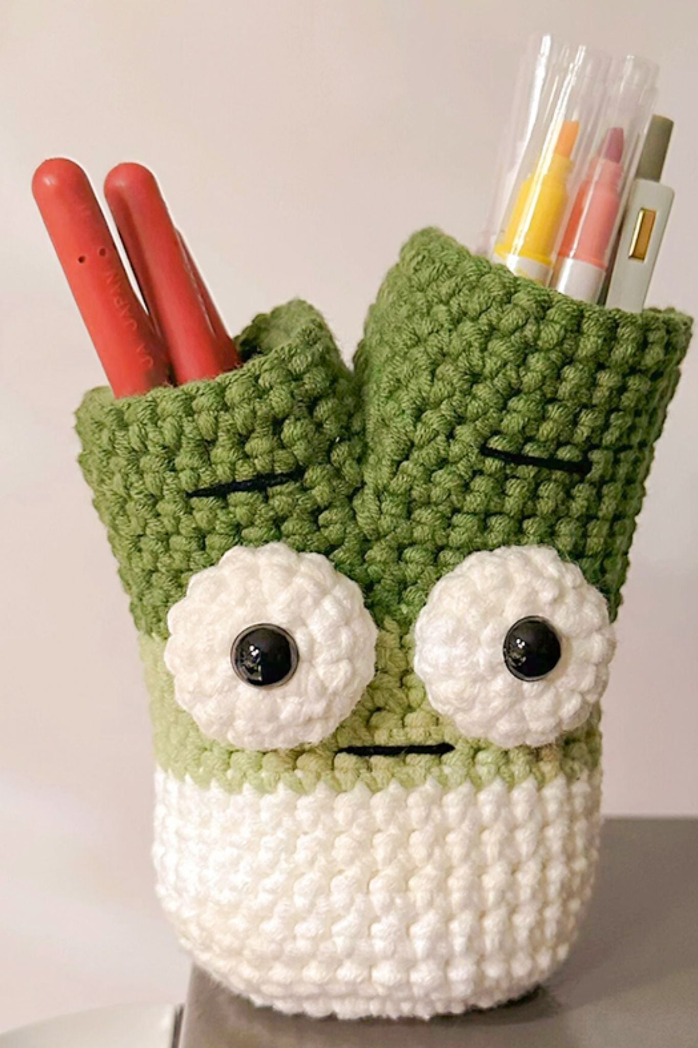 Fun Green Onion-Shaped Crochet Pen Holder - DIY Handmade Knitted Desktop Organizer