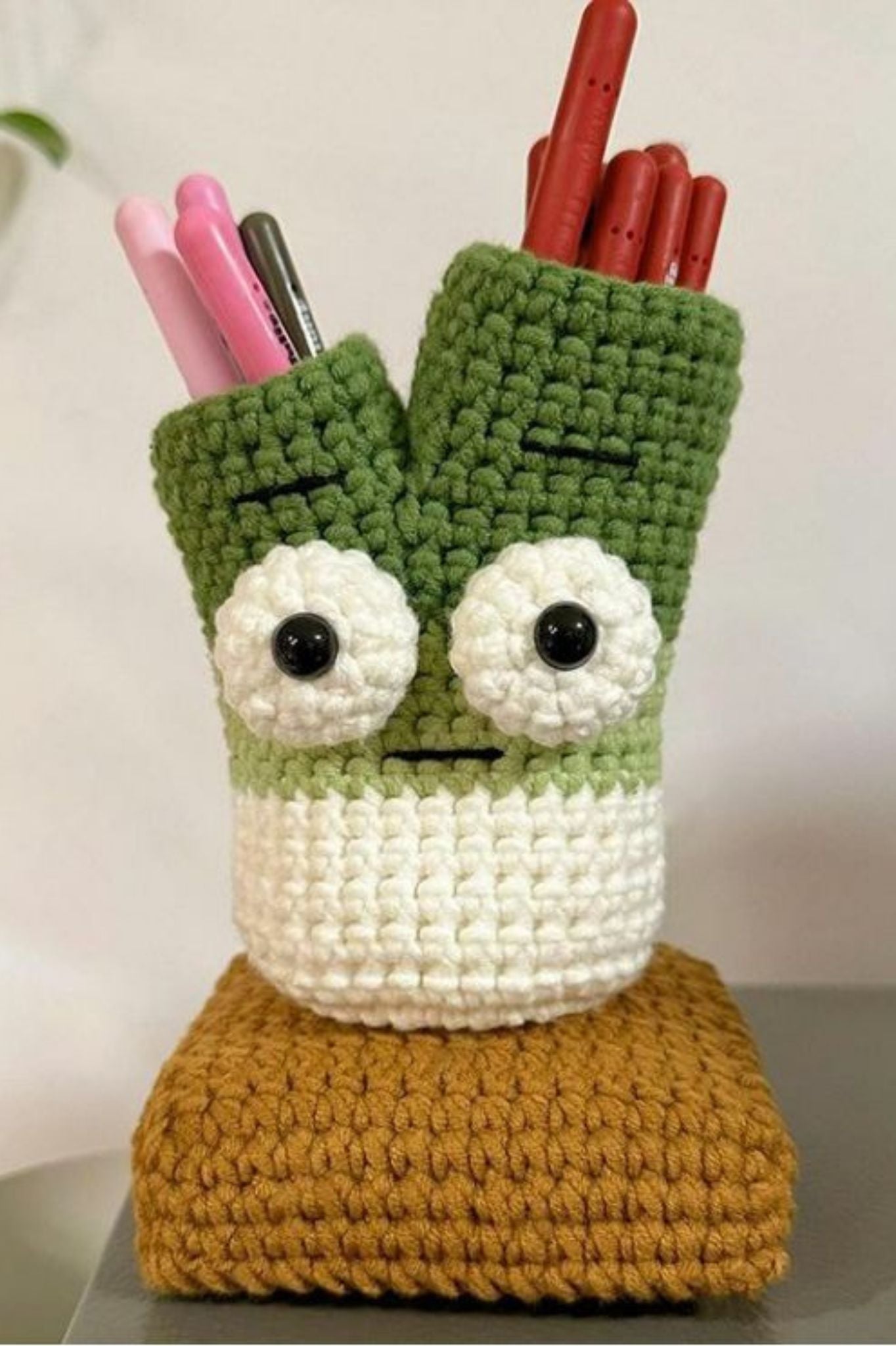 Fun Green Onion-Shaped Crochet Pen Holder - DIY Handmade Knitted Desktop Organizer