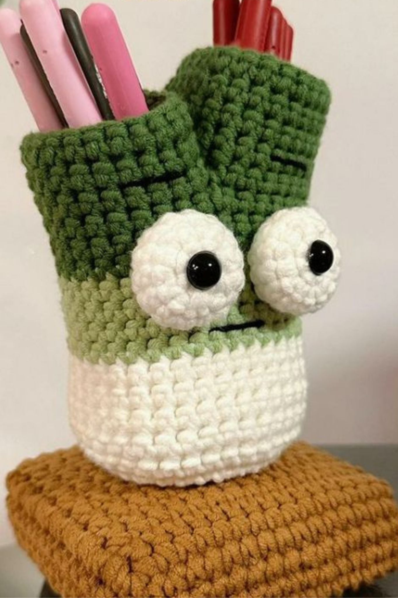 Fun Green Onion-Shaped Crochet Pen Holder - DIY Handmade Knitted Desktop Organizer