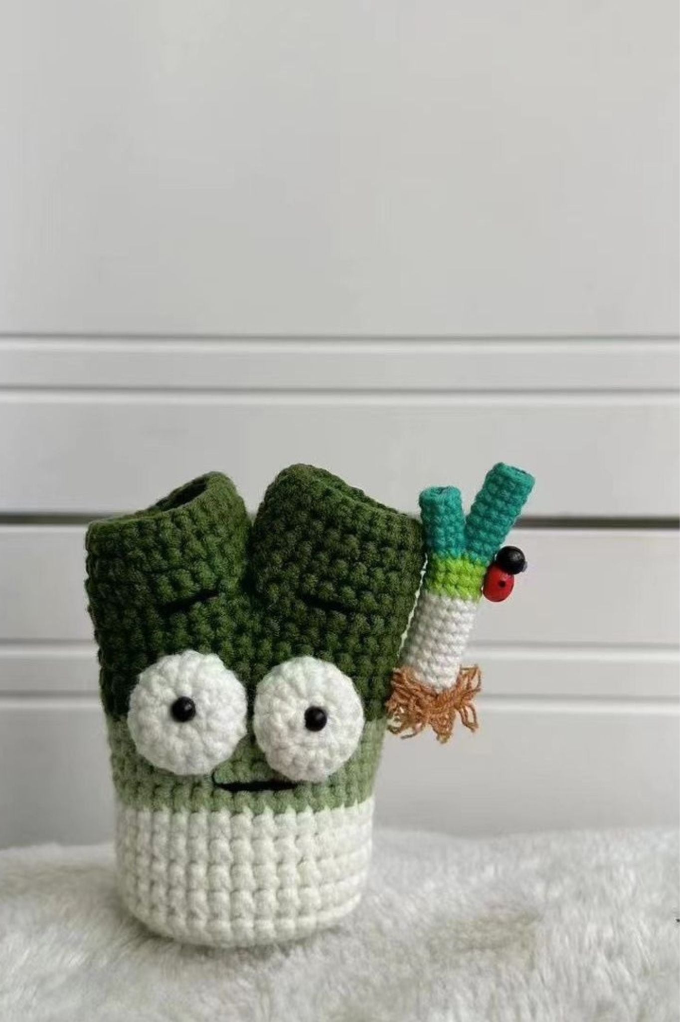 Fun Green Onion-Shaped Crochet Pen Holder - DIY Handmade Knitted Desktop Organizer