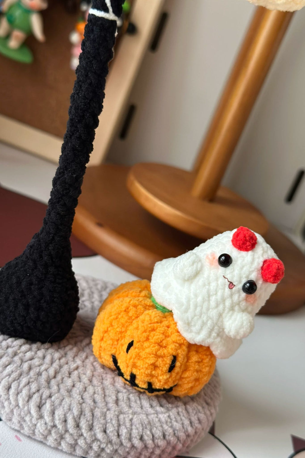 [Finished Product ]Handmade CrochetHalloween Floating Ghost Night Light - Cute Spooky Decor & Festive Gift for Home