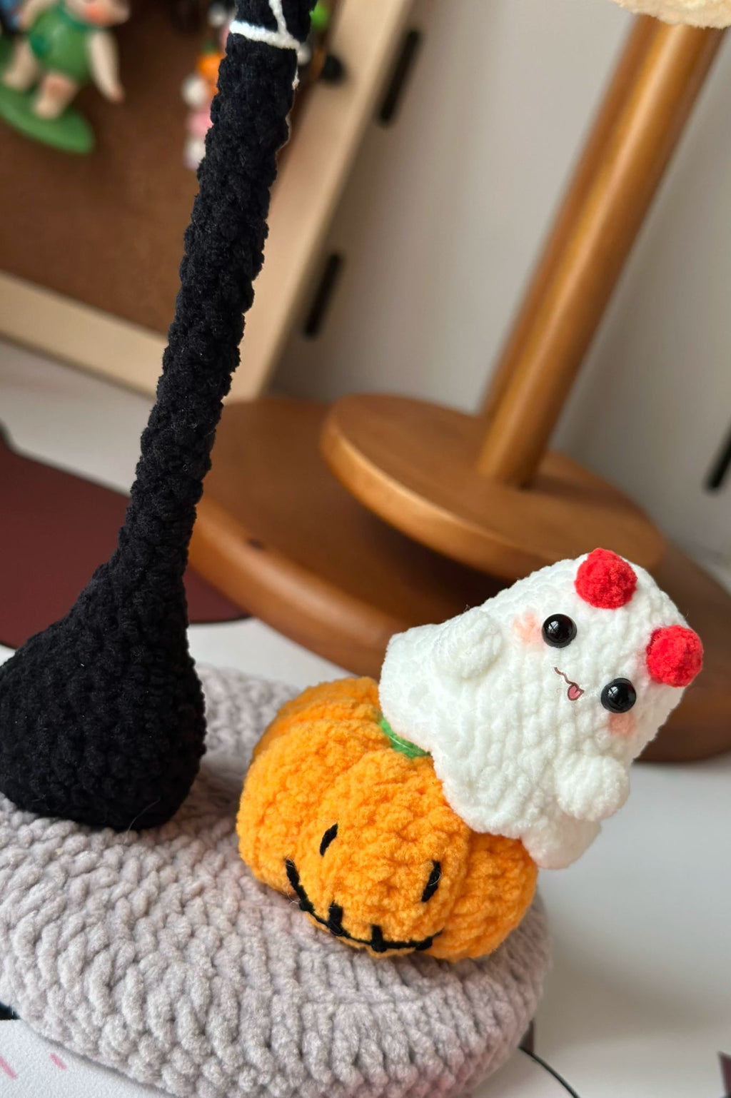 [Finished Product ]Handmade CrochetHalloween Floating Ghost Night Light - Cute Spooky Decor & Festive Gift for Home