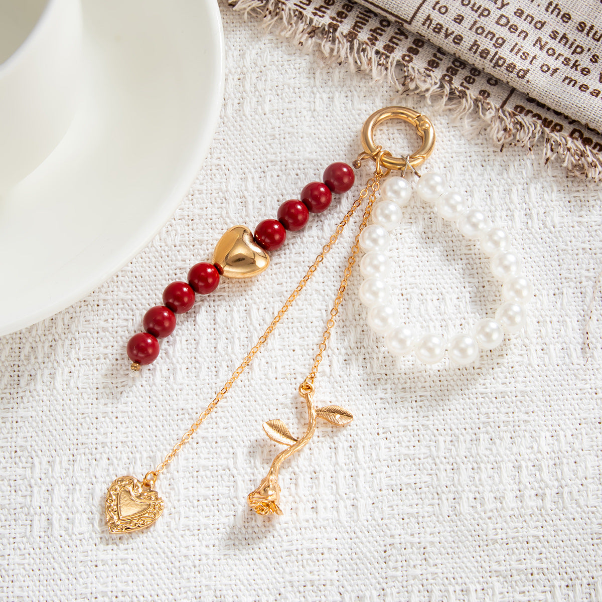 Exquisite beaded gold heart-shaped rose keychain - an elegant and romantic piece of jewelry.
