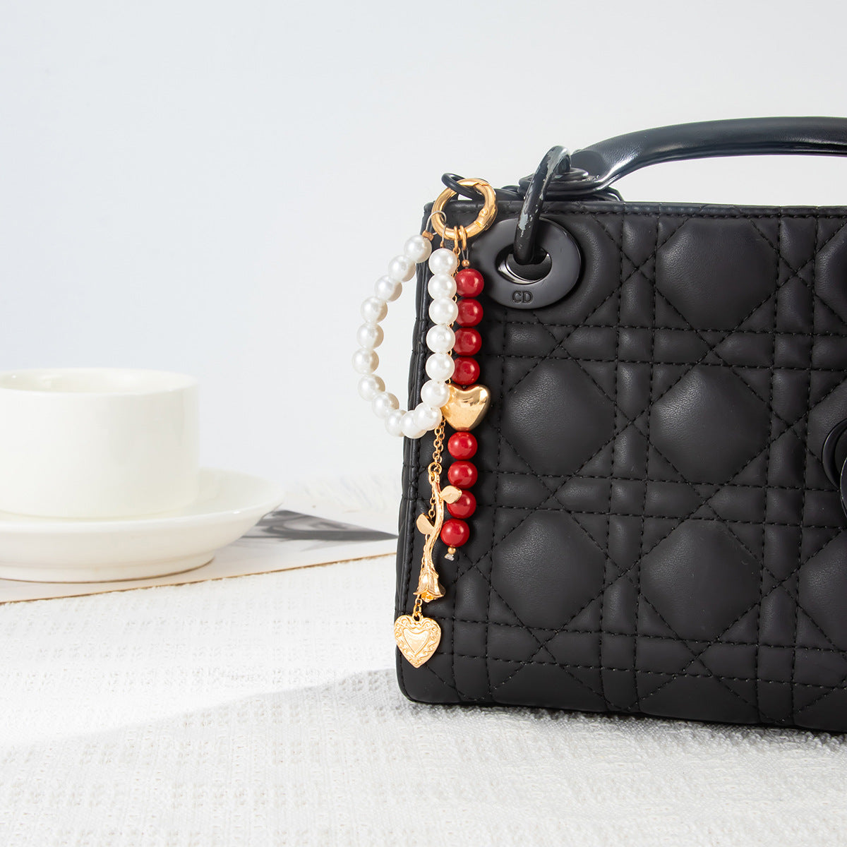 Exquisite beaded gold heart-shaped rose keychain - an elegant and romantic piece of jewelry.