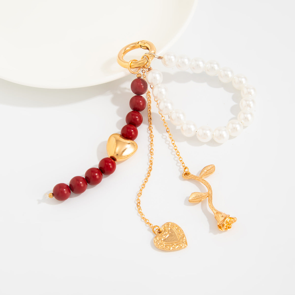 Exquisite beaded gold heart-shaped rose keychain - an elegant and romantic piece of jewelry.