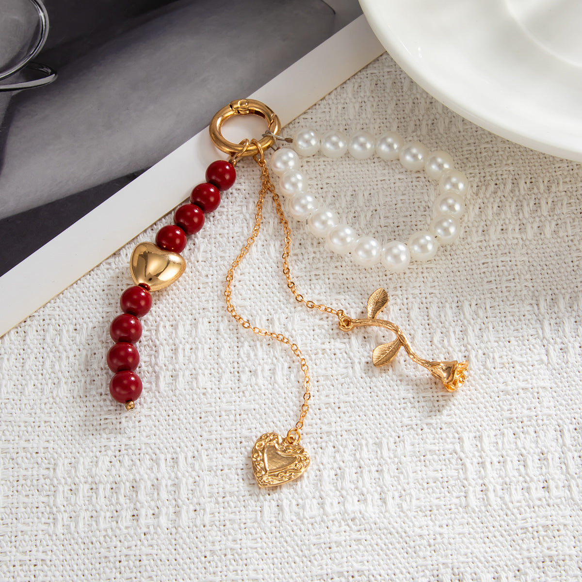Exquisite beaded gold heart-shaped rose keychain - an elegant and romantic piece of jewelry.